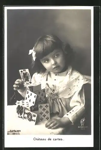 AK Mädchen baut einen Turm mit den Spielkarten eines Kartenspiels
