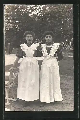 Foto-AK Zwei Dienstmädchen im Garten