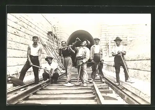 Foto-AK Eisenbahner beim Gleisbau