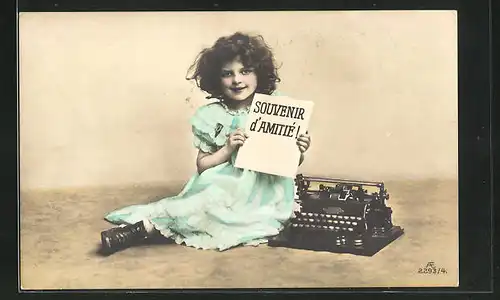 AK Mädchen sitzt neben einer Schreibmaschine auf dem Boden