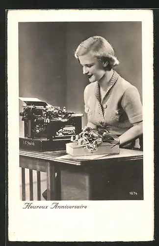Lithographie Heureux Anniversaire, junge Dame mit L. C. Smith-Schreibmaschine