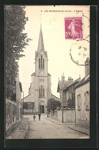 AK Les Mureaux, L`Eglise, Strassenpartie mit Kirchblick
