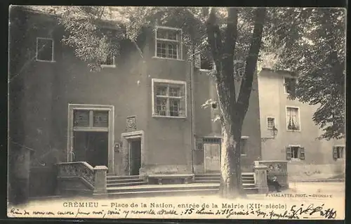 AK Crémieu, Place de la Nation, entrée de la Mairie