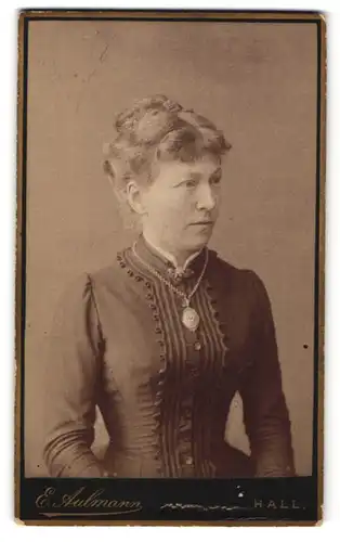 Fotografie E. Aulmann, Hall, Frau mit Medaillonkette