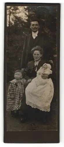 Fotografie Fotograf unbekannt, Ort unbekannt, Mann mit Frau und zwei Kindern