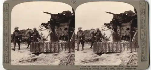 Stereo-Fotografie Sanitäter mit Verwundeten passieren Panzerwrack nach der Schlacht bei Villers-Bretonneux