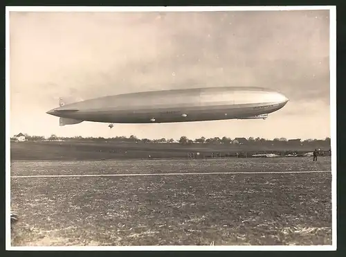 Fotografie Luftschiff Graf Zeppelin LZ-127 kurz nach dem Start