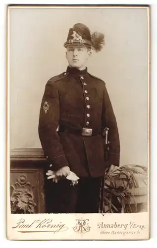 Fotografie Paul Körnig, Annaberg i/S, Portrait Sächsischer Jäger mit Tschako, Regiment 12, Ärmelabzeichen