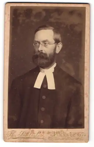 Fotografie Th. Schlüter, Pinneberg, Portrait Pastor in liturgischem Gewand