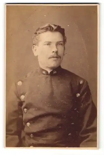 Fotografie Rud. Conrad, Berlin, Portrait Eisenbahner in Dienstkleidung