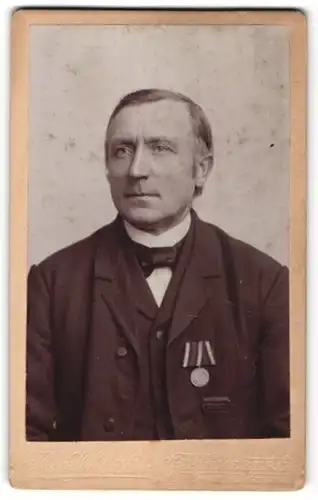 Fotografie Th. Schlüter, Pinneberg, Portrait Veteran mit Orden