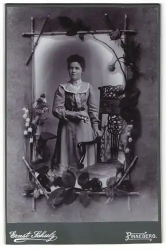 Fotografie Ernst Schulz, Pinneberg, Portrait junge Frau in Ziehrrahmen, Montage