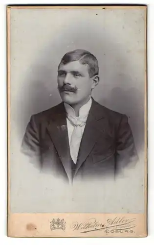 Fotografie Wilhelm Adler, Coburg, Portrait junger Mann mit Scheitel und Schnauzer