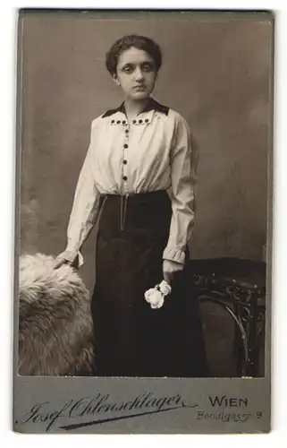 Fotografie Josef Ohlenschlager, Wien, Portrait dunkelhaariges Fräulein mit Rose in der Hand
