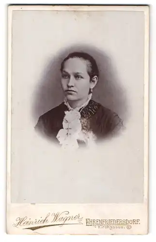 Fotografie Heinrich Wagner, Ehrenfriedersdorf, Portrait dunkelhaariges Fräulein mit Schreife und Rüschen am Kragen