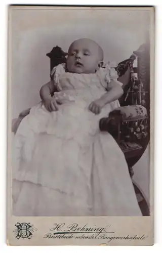 Fotografie H. Behning, Buxtehude, niedliches Baby im weissen Taufkleid