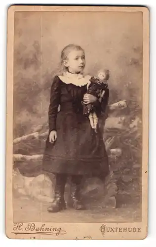 Fotografie H. Behning, Buxtehude, Portrait süsses blondes Mädchen mit Puppe im Arm