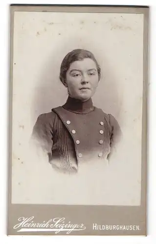 Fotografie Heinrich Seizinger, Hildburghausen, Portrait hübsche Dame mit Knopfleiste an der Bluse