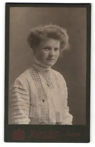 Fotografie Wilhelm Adler, Coburg, Portrait blonde Schönheit in weisser bestickter Bluse mit Halskette