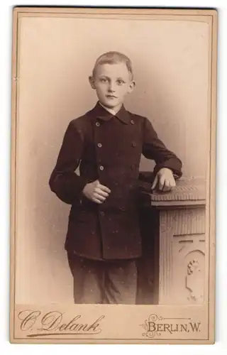 Fotografie C. Delank, Berlin, Portrait hübscher blonder Bube im Anzug