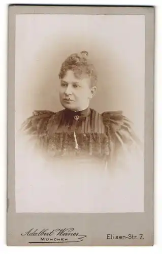 Fotografie Adalbert Werner, München, Portrait stattliche Dame in prachtvoller Bluse mit Spitze