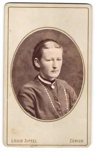 Fotografie Louis Zipfel, Zürich, Portrait hübsche junge Frau mit Haarband