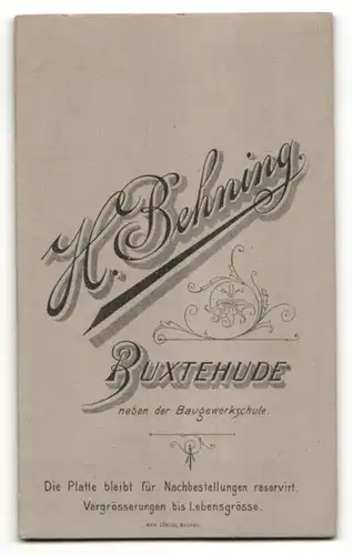 Fotografie H. Behning, Buxtehude, Portrait hübsches blondes Kind mit Schnürstiefeln im Kleid
