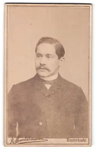 Fotografie A. Santelmann, Buxtehude, Portrait dunkelhaariger junger Mann im Jackett