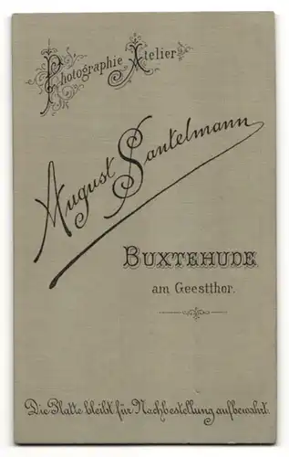 Fotografie A. Santelmann, Buxtehude, Portrait dunkelhaariger junger Mann im Jackett