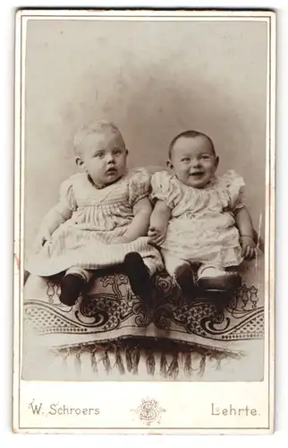 Fotografie W. Schroers, Lehrte, Portrait zwei Kleinkinder auf einer Bank sitzend