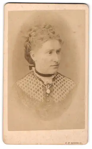 Fotografie C. F. Schmid, Reutlingen, Portrait Dame mit Halskette und zeitgenössischer Frisur