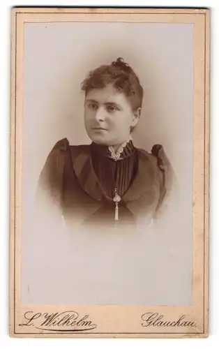 Fotografie L. Wilhelm, Glauchau, Portrait bürgerliche Frau mit zurückgebundenem Haar