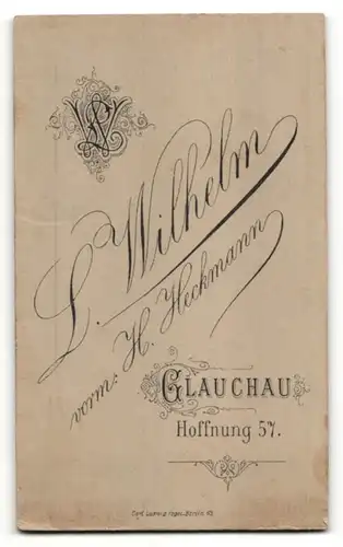 Fotografie L. Wilhelm, Glauchau, Portrait bürgerliche Frau mit zurückgebundenem Haar