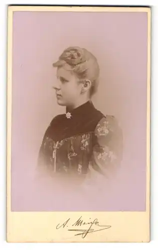Fotografie A. Maiche, Annaberg & Zschopau i/S, Portrait junge Dame mit zusammengebundenem Haar