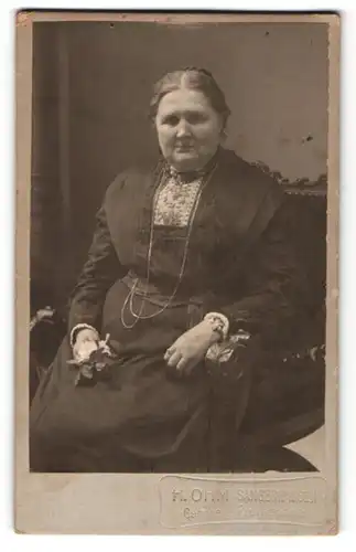 Fotografie H. Ohm, Sangerhausen, Portrait betagte bürgerliche Dame