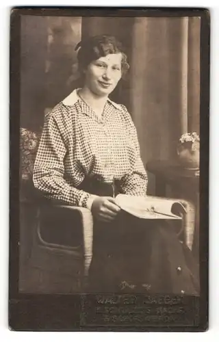 Fotografie Walter Jaeger, Bischofswerda, Portrait junge Frau in karierter Bluse