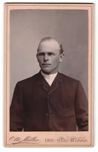 Fotografie Otto Müller, Neu-Ruppin, Portrait Mann in Anzug