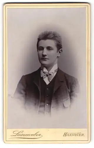 Fotografie Leineweber, Hannover, Portrait junger Mann mit Bürstenhaarschnitt