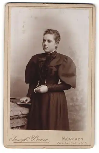 Fotografie Joseph Werner, München, Portrait junge Frau in festlichem Kleid
