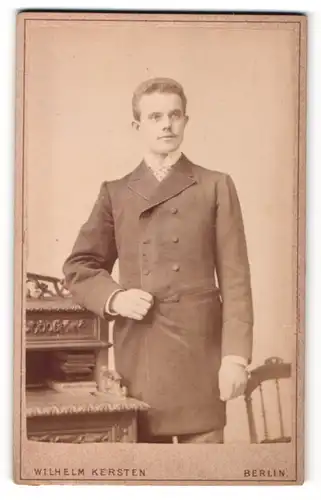 Fotografie Wilhelm Kersten, Berlin, Portrait junger Herr in zeitgenöss. Garderobe