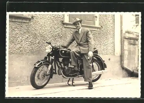 Foto-AK Stolzer Besitzer vor seinem BMW-Motorrad