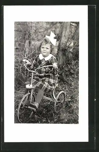 Foto-AK Mädchen auf ihrem Dreirad