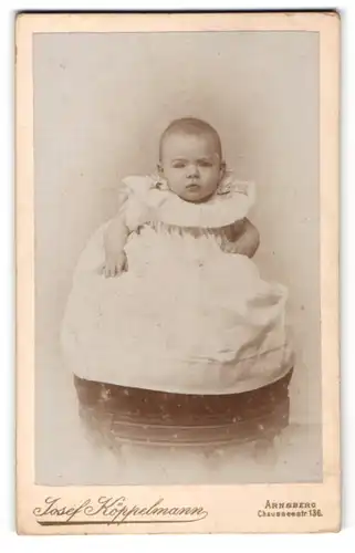 Fotografie Josef Köppelmann, Arnsberg, Baby auf Sessel