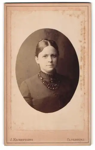 Fotografie J. Mackeprang, Oldenburg, Portrait Frau mit Halskette