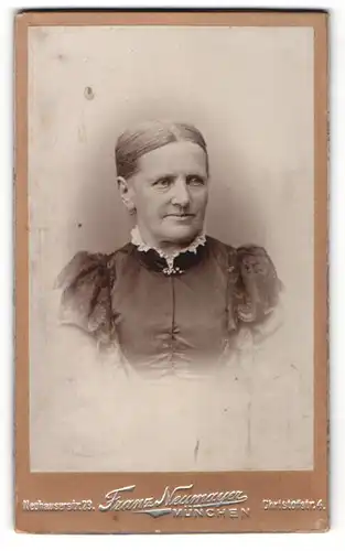 Fotografie Franz Neumayer, München, Portrait betagte Dame mit zusammengebundenem Haar