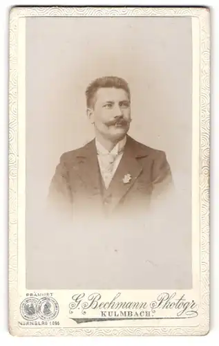 Fotografie G. Bechmann, Kulmbach, Portrait Herr mit Schnauzbart und Anstecker