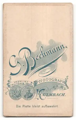 Fotografie G. Bechmann, Kulmbach, Portrait Herr mit Schnauzbart und Anstecker