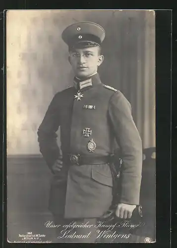 Foto-AK Sanke Nr. 392: Erfolgreicher Kampf-Flieger Leutnant Wintgens in Uniform mit Schirmmütze