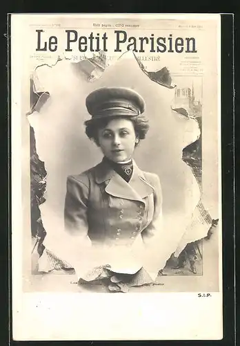 AK Zeitung Le Petit Parisien, Frau in Uniform mit Schirmmütze und kurzen Haaren in Zeitung als Rahmen