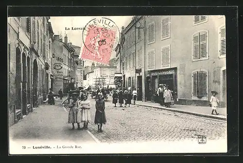 AK Luneville, La Grande Rue, Strassenpartie mit Geschäften und Passanten